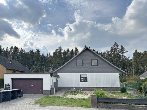 Ansicht und Garage - 6 Zimmer Einfamilienhaus in Winsen