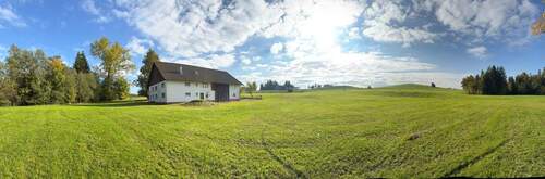 Gebäudeansicht mit Grundstück - 