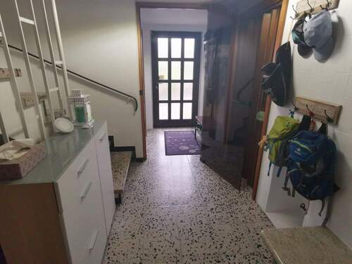 Flur und Eingangstür - 