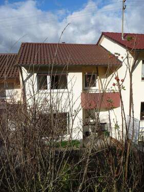 Blick auf das Haus vom Garten - 