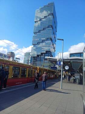 S-Bahn mit Amazon Tower - Dachgeschoss Wohnung mit Panorama im Zentrum Berlins nahe Warschauer Brücke -