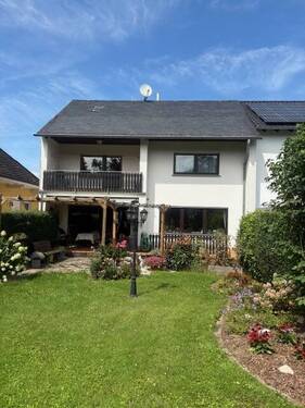 Rückansicht. - Gepflegtes Einfamilienhaus mit Garten und Doppelgarage