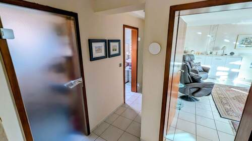 Flur im Erdgeschoss mit Blick auf Vorratskammer und Badezimmer - 