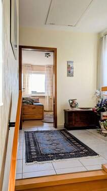 Obergeschossflur mit Blick in ein Zusatzzimmer - 