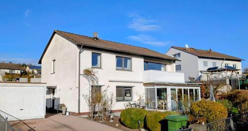 Objektvorderseite vom Bürgersteig aus - 6 Zimmer Einfamilienhaus zum Kaufen in Ahnatal