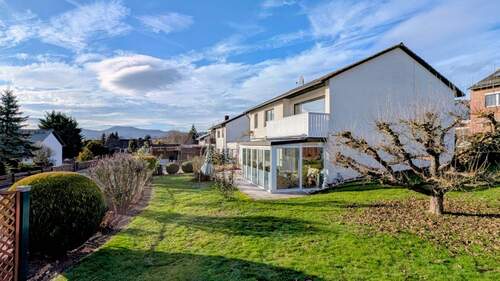 Objektseitenansicht vom Garten aus - 6 Zimmer Einfamilienhaus in Ahnatal