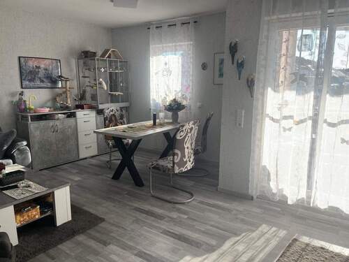 Wohnzimmer mit Möbeln - Etagenwohnung mit 79,00 m&sup2; in Mühlheim am Main zum Kaufen