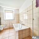 Bad mit Wanne und Dusche - 