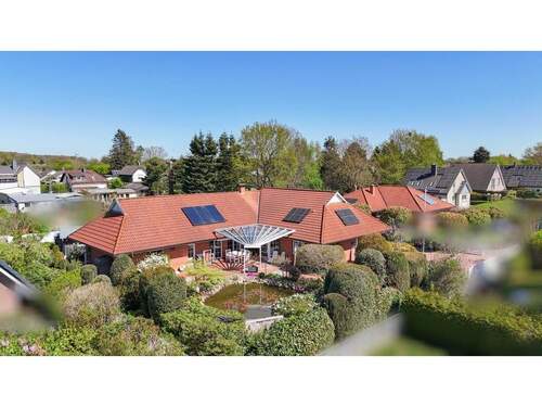 Rückansicht des Hauses mit Südterrasse - 