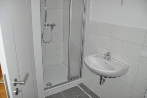 Bad mit Dusche - 