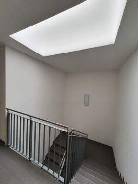 Treppenhaus mit Aufzug - 