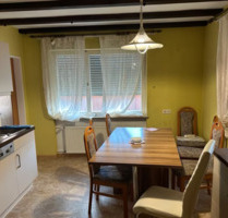 Bauernhaus mit Nebengebäuden auf großem Grundstück in Reichenberg