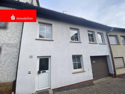 Hauseingang & Garage - Zentrumsnah und vielseitig - 155.000,00&nbsp;EUR Kaufpreis, ca.&nbsp; 112,00&nbsp;m&sup2;&nbsp;Wohnfl&auml;che