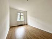 Wohnzimmer - Renovierte 3-Raumwohnung mit Balkon 