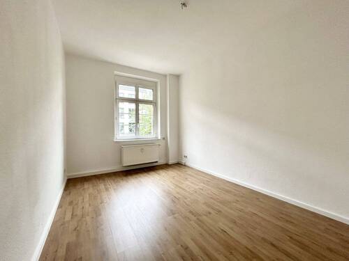 Wohnzimmer - Renovierte 3-Raumwohnung mit Balkon 