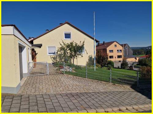 Zufahrt zur oberen Garage - 7 Zimmer Mehrfamilienhaus, Wohnhaus zum Kaufen in Sengenthal