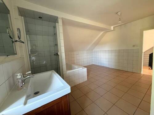 Badezimmer.jpg - Einfamilienhaus mit 200,00 m² in Volkach zur Miete