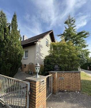 Ansicht von der Hofeinfahrt - 7 Zimmer Einfamilienhaus zum Kaufen in Nienhagen