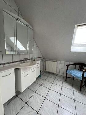 DG: Bad mit Dusche und Fenster - 