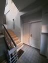 Treppenhaus EG mit Tür-Gewerbeeinheit.jpg - 