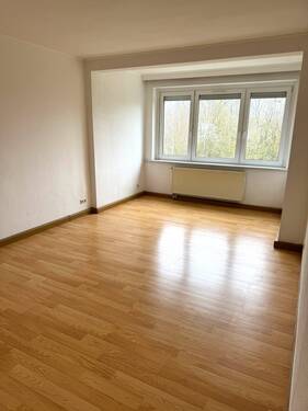Wohnzimmer - 3 Zimmer Wohnung im 1. OG mit ca. 86qm - NEUE Küche - frei ab 01.01.2026