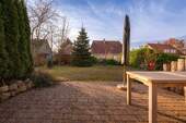 Terrasse mit Blick in Garten - 