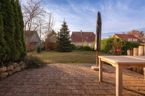 Terrasse mit Blick in Garten - 