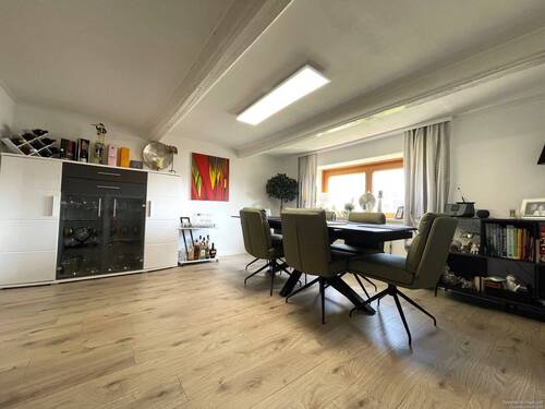 Großzügiger Essbereich für gesellige Stunden - 