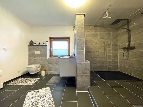 ...mit barrierearmer Dusche - 