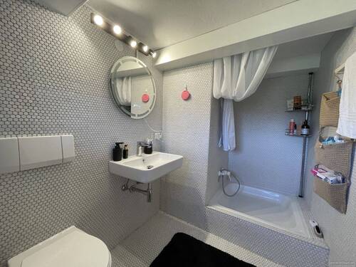 Kompaktes Badezimmer mit Dusche im EG - 