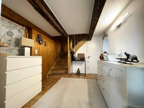 Verbindungsflur mit Aufgang ins Obergeschoss - 