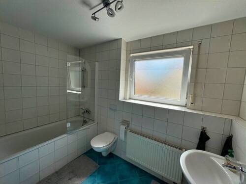 Badezimmer mit Badewanne - 
