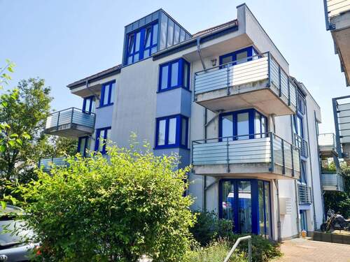 Hausansicht - Helle Zimmer, 2 Balkone, Stellplatz - top Energiewert!