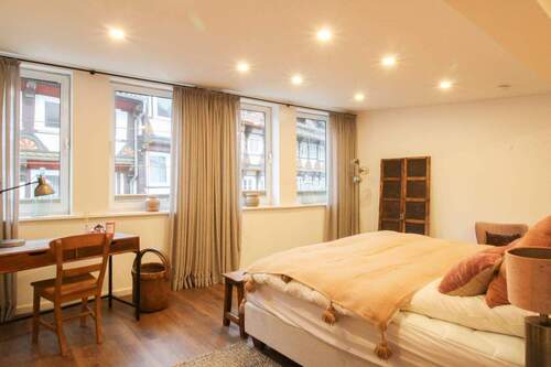 Schlafzimmer WE1 - Top Zustand: WGH mit 2 sanierten Wohneinheiten und langfristig genutzter Gewerbeeinheit