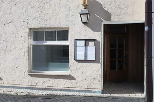 Schaufensterfläche und Eingang - Attraktive Gewerbefläche in zentraler Lage – ideal für Büro, Praxis oder Laden