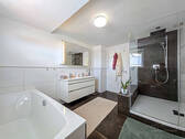 Bad mit Dusche und Wanne - 
