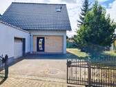 Vorderansicht - Gepflegtes Einfamilienhaus mit 5 Zimmer und viel Ausstattung