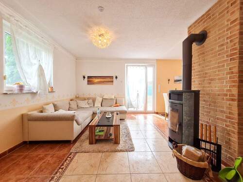 helles Wohnzimmer mit Kamin - 