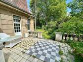 seitliche Terrasse am Haus im Grünen - 