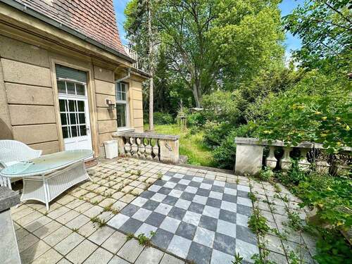 seitliche Terrasse am Haus im Grünen - 