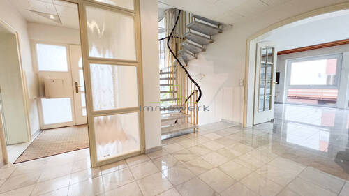 Eingang / Treppenhaus - Einfamilienhaus mit 230,00 m&sup2; in Geislingen an der Steige zum Kaufen