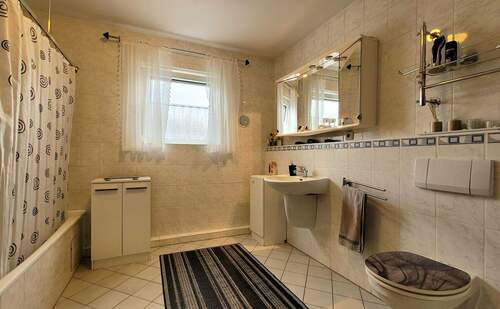 Bad mit Badewanne im 1.OG - 