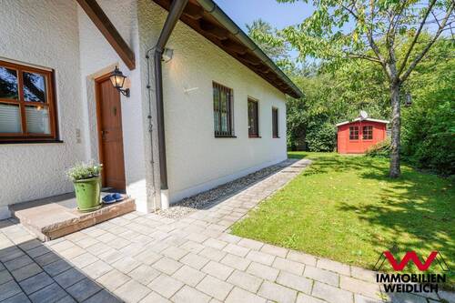 Eingang mit Ostgarten - 7 Zimmer Mehrfamilienhaus, Wohnhaus zum Kaufen in Haar