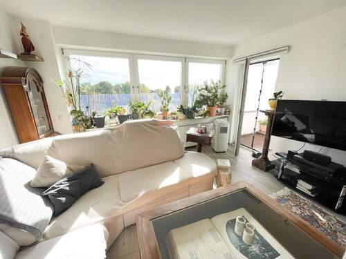 Wohnzimmer aktuell - 4 Zimmer Etagenwohnung in München