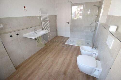 Badezimmer mit Dusche, WC un Bidet - 