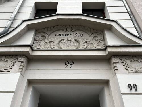 Verzierung am Hauseingang - Etagenwohnung mit 99,50 m² in Plauen zum Kaufen