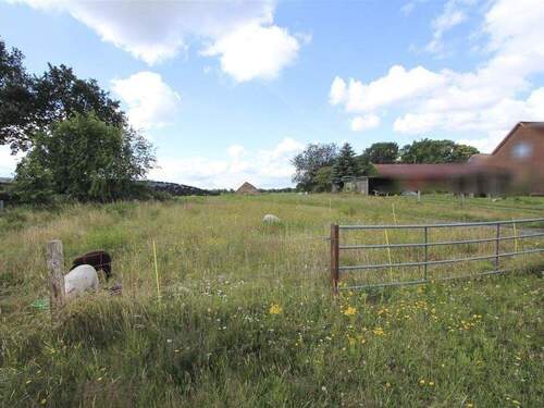 Exposéfoto - Großes, gut geschnittenes Grundstück in naturnaher Wohnlage mit dörflichem Charakter