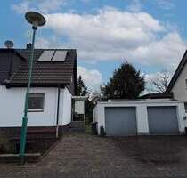 Ruhige Doppelhaushälfte in Sackgassenlage mit Doppelgarage und Garten in Duisburg Alt-Walsum!