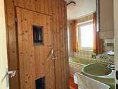 Badezimmer mit Sauna im Obergeschoss - 