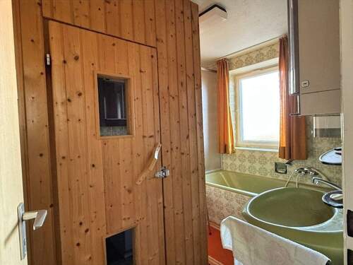 Badezimmer mit Sauna im Obergeschoss - 
